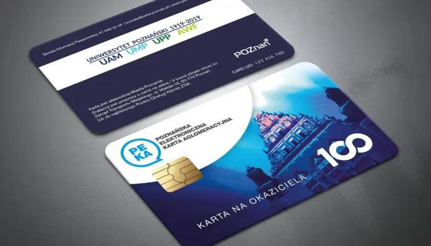 Karta PEKA, poznański bilet miesięczny, z widokiem na ratusz i cyfrą 100.