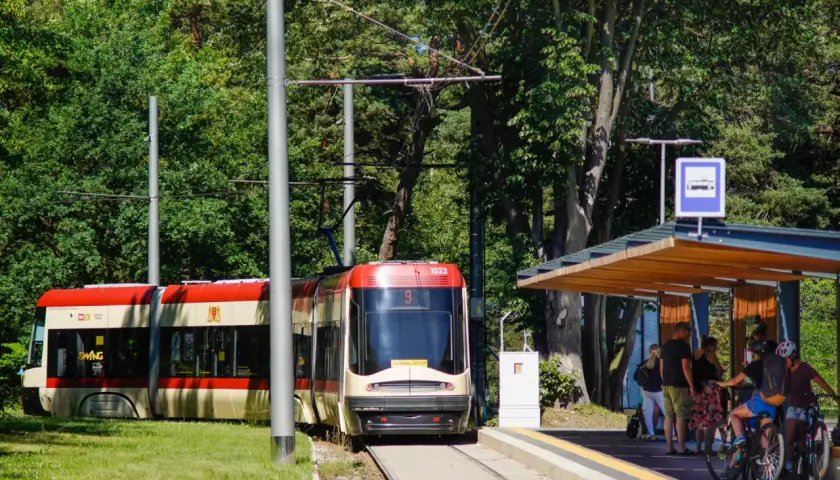 Tramwaj linii 9 czeka na pasażerów, którzy chcą dowiedzieć się, jak dojechać z dworca w Gdańsku na plażę.