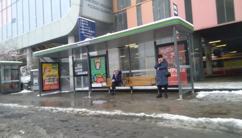 Przystanek przy Dworcu Poznań Główny. Tu dowiesz się, jak dojechać z dworca PKP na lotnisko w Poznaniu.