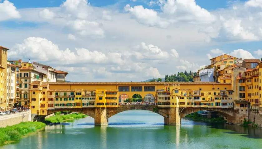Most słynnego Ponte Vecchio we Florencji, idealny cel podróży, gdy zastanawiasz się, jak dojechać z Bolonii do Florencji.