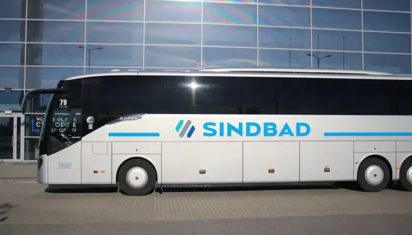 Biały autokar Sindbad z niebieskim logo. Sprawdź Sindbad ceny biletów na podróż.
