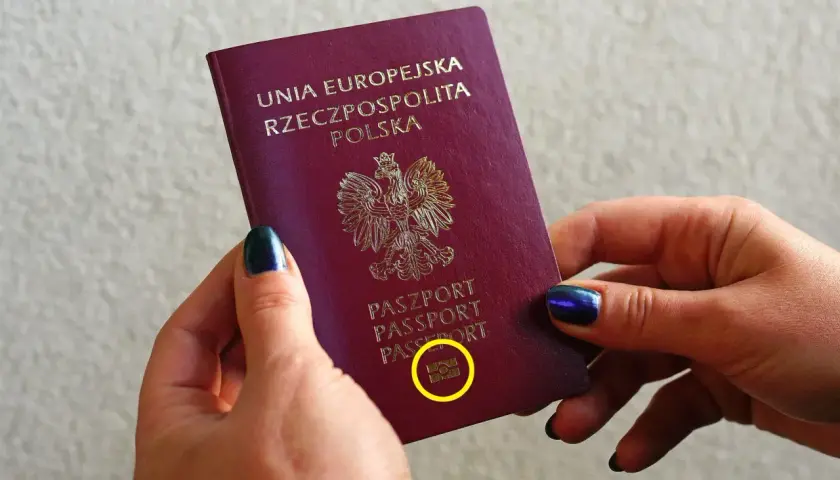 Polski paszport z godłem orła, gotowy na podróż do Norwegii na dowód.
