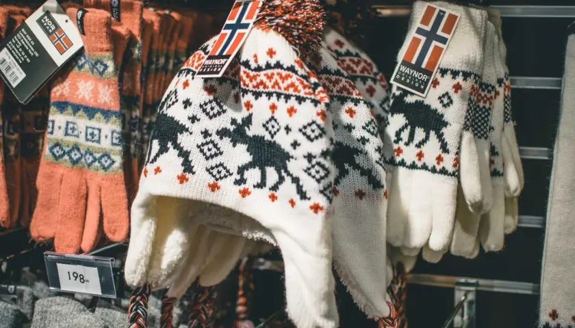 Czapka i rękawiczki z norweskimi wzorami, idealne pamiątki. Zastanawiasz się, co przywieźć z Norwegii? Te ciepłe akcesoria to świetny wybór!