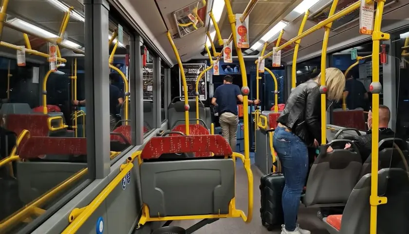 Wnętrze autobusu w Zadarze. Pasażerowie z bagażami korzystają z zadarskiej komunikacji miejskiej.