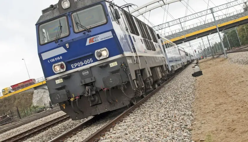 Niebieski pociąg Intercity EP09-005 rusza w podróż z Katowic nad morze.