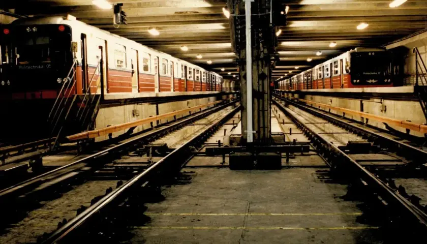 Dwie linie pociągów metra M1 stoją na stacji.