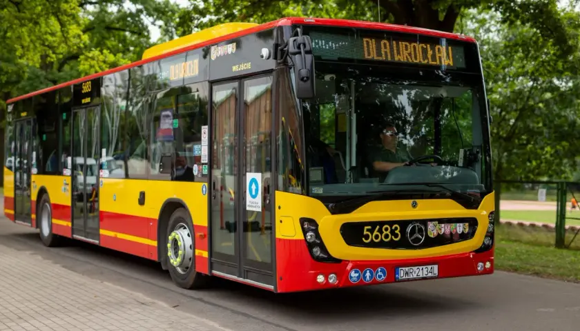 Autobus linii podmiejskich Wrocław. Kup bilet i jedź do celu.