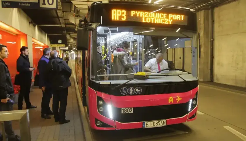 Autobus linii AP3 z napisem "Pyrzowice Port Lotniczy" czeka na pasażerów. To idealny transport na lotnisko Pyrzowice.