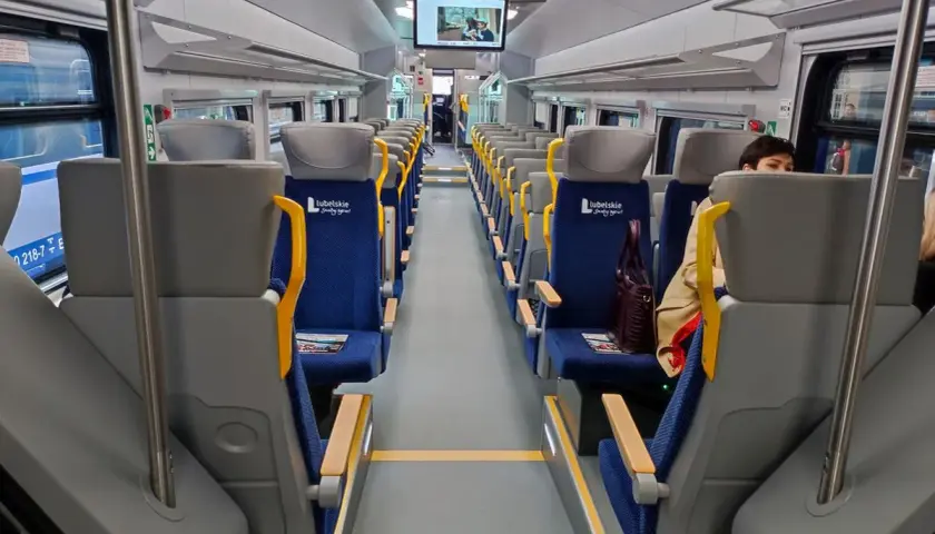 Wnętrze szynobusu na trasie Lublin - Zamość. Puste siedzenia czekają na pasażerów.