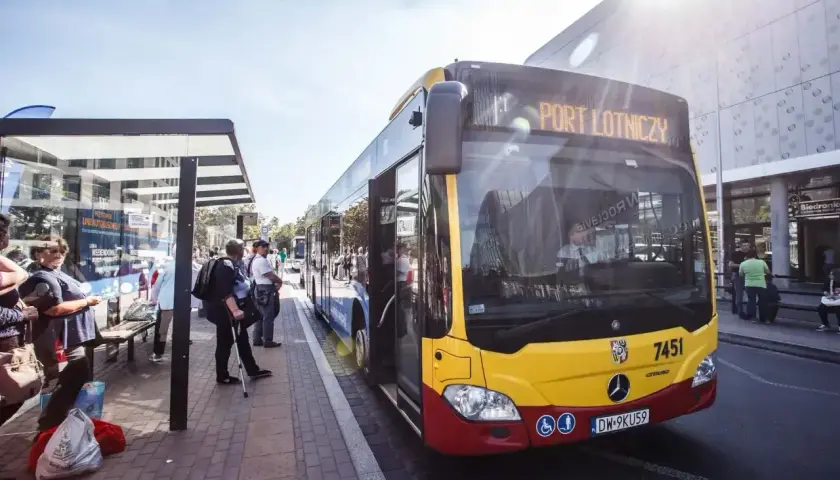 Autobus linii "Port Lotniczy" czeka na pasażerów na przystanku we Wrocławiu.