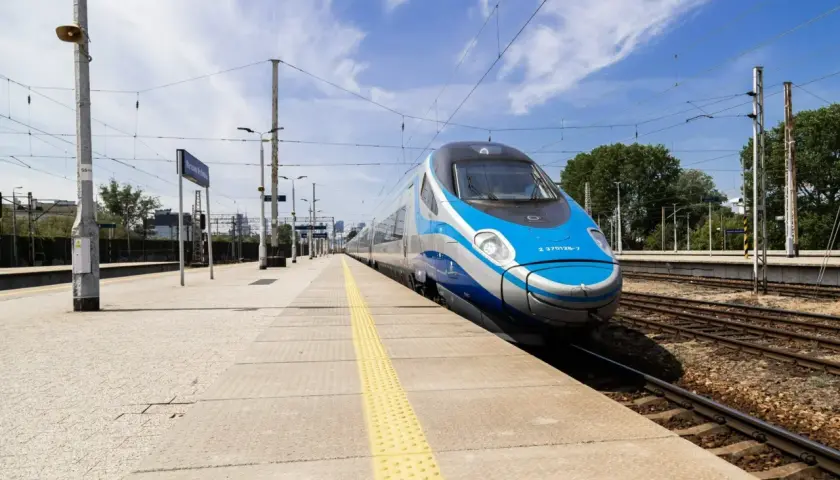 Pendolino nad morze cennik: szybki pociąg na peronie, gotowy do podróży.