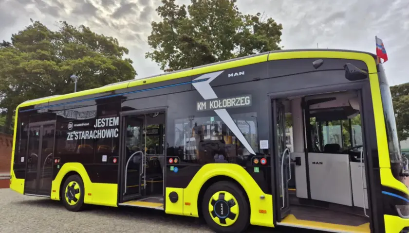 Nowy autobus MAN z napisem "KM KOŁOBRZEG" i "JESTEM ZE STARACHOWIC". Sprawdź sarbinowo kołobrzeg rozkład jazdy.