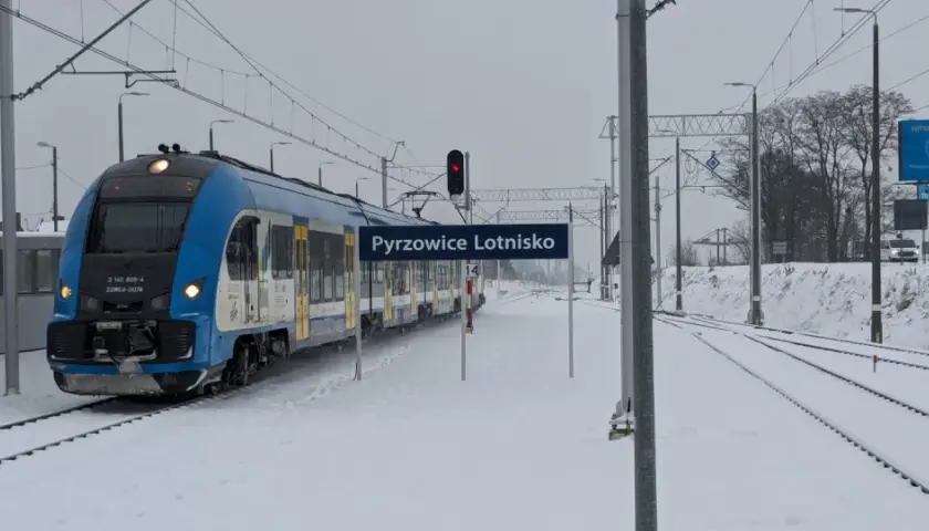 Zimowy pociąg na stacji Pyrzowice Lotnisko, idealny do podróży z Kielc do Katowic.