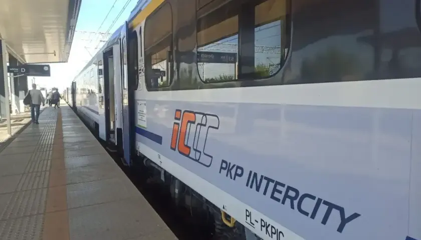 Pociąg PKP Intercity na peronie, gotowy do podróży z Torunia do Gdańska.