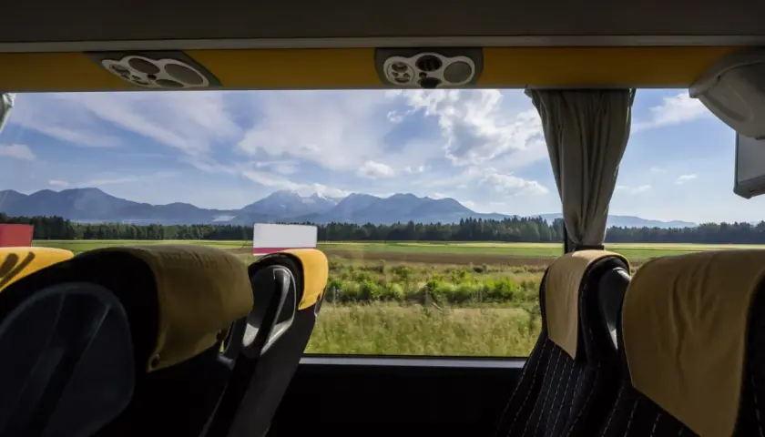 Widok z okna autobusu ze Słowenii na góry i pola.