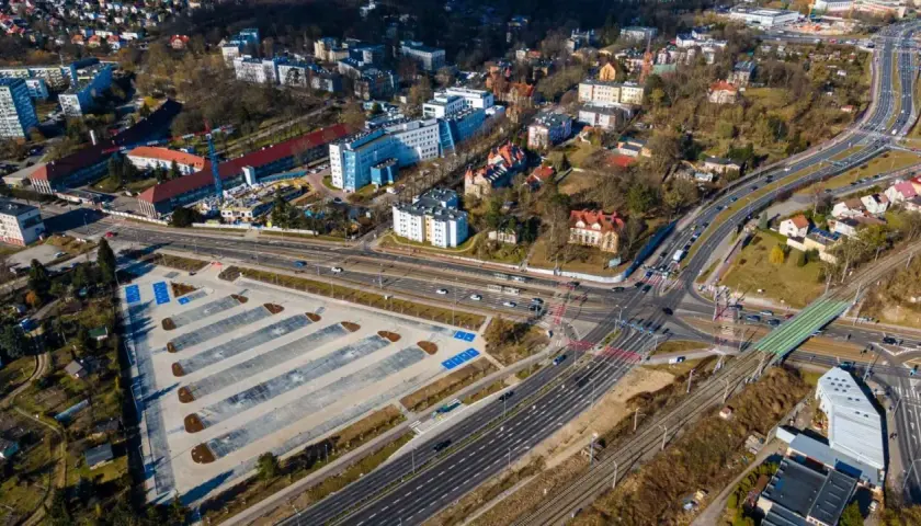 Szczecin: jak dojechać z dworca PKP do szpitala na Arkońskiej? Widok z lotu ptaka na skrzyżowanie, parking i budynki szpitalne.