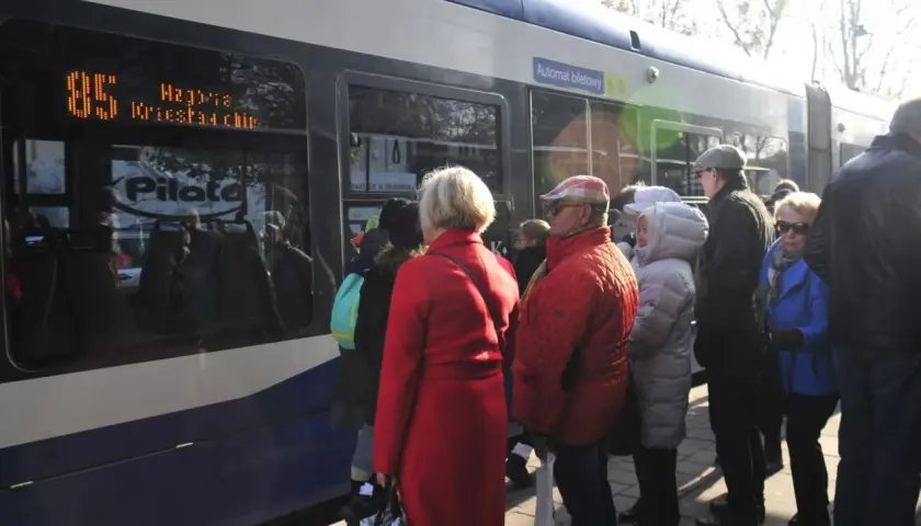 Ludzie czekają na tramwaj linii 85, który dojeżdża do Cmentarza Rakowickiego. MPK w Krakowie.