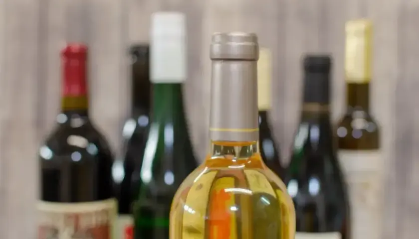 Butelki wina, być może przygotowane na podróż do Norwegii, gdzie obowiązuje limit alkoholu.