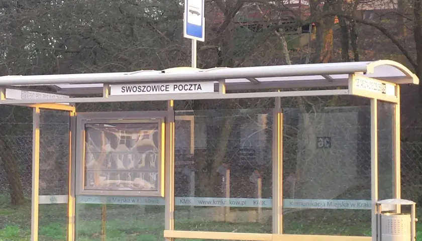 Przystanek Swoszowice Poczta, idealne miejsce na rozpoczęcie podróży po Krakowie.
