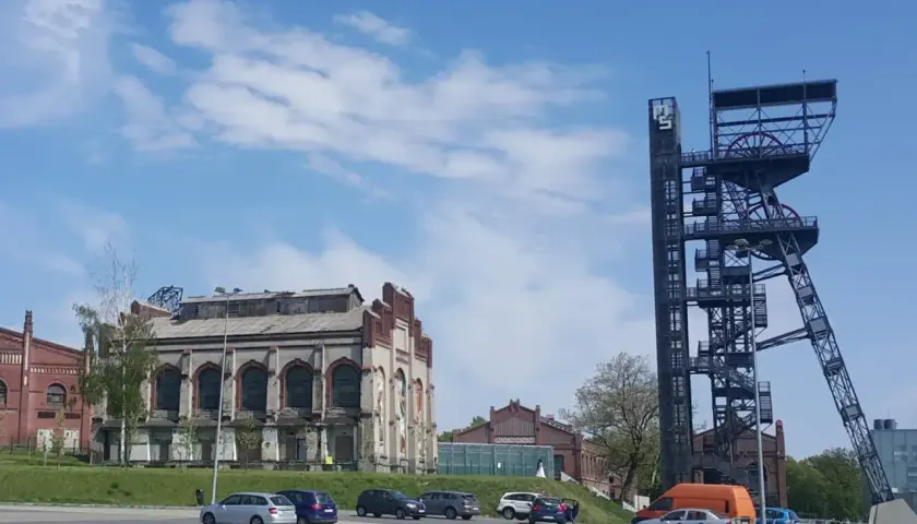 Dawne szyby kopalniane w Katowicach, przypominające o historii górnictwa, kontrastują z nowoczesnymi budynkami. Wrocław też ma swoje ciekawe miejsca.