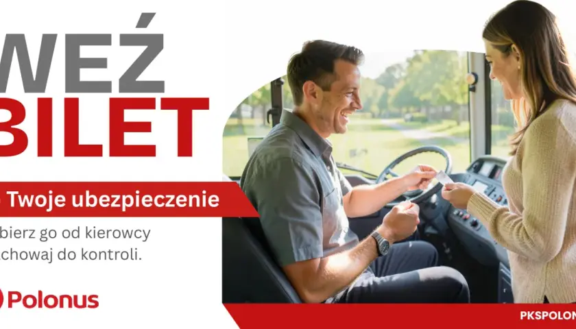 Uśmiechnięty kierowca autobusu podaje bilet pasażerce. Pamiętaj, polonus kup bilet, to Twoje ubezpieczenie.