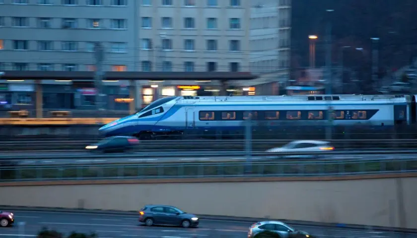 Szybki pociąg PKP mija miasto. Weteran z legitymacją może liczyć na zniżki.