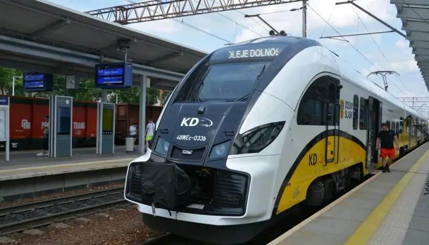 PKP Zielona Góra rozkład jazdy nad morze. Nowoczesny pociąg KD "Dolny Śląsk" czeka na pasażerów.