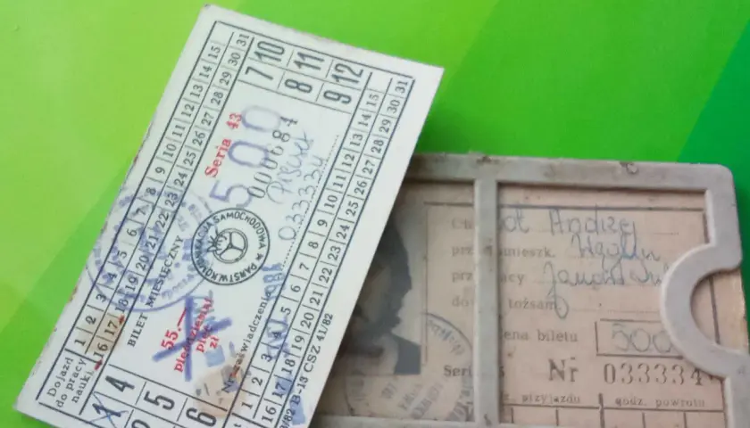 Stary bilet miesięczny PKS z ceną 500 zł. Widoczna seria i numer biletu, a także dane pasażera.