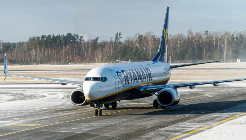Samolot Ryanair na zaśnieżonym pasie startowym. Czas na bilety do Anglii!