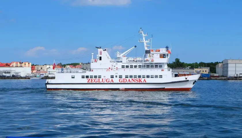 Biały statek pasażerski "Żegluga Gdańska" płynie po wodzie. Sprawdzam pkp gdynia - hel cena biletu na rejs.