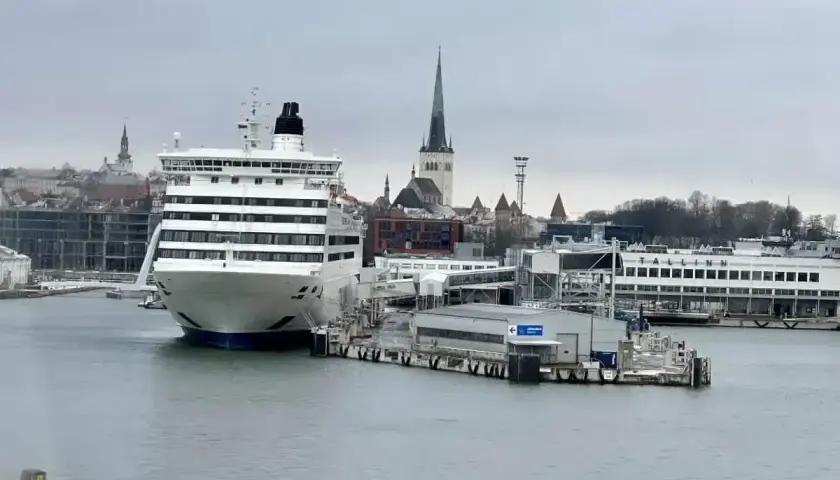 Prom Tallin Helsinki cena: duży prom pasażerski przycumowany w porcie, w tle zabytkowe budynki Tallina.