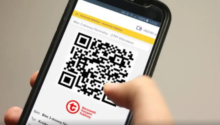 Telefon z wyświetlonym kodem QR biletu ZTM Warszawa. Ułatwia kontrolę biletów w metrze.