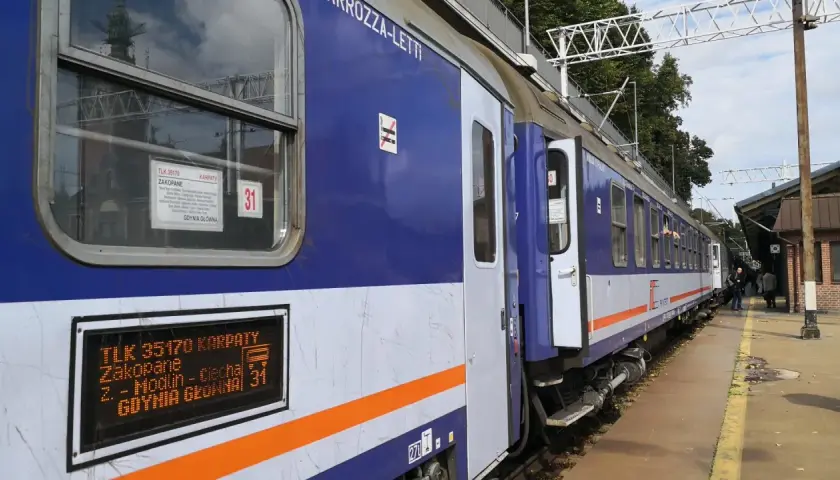 Pociąg TLK 35170 Karpaty z Gdyni Głównej do Zakopanego, wagon 31. Rozkład miejsc widoczny na wyświetlaczu.