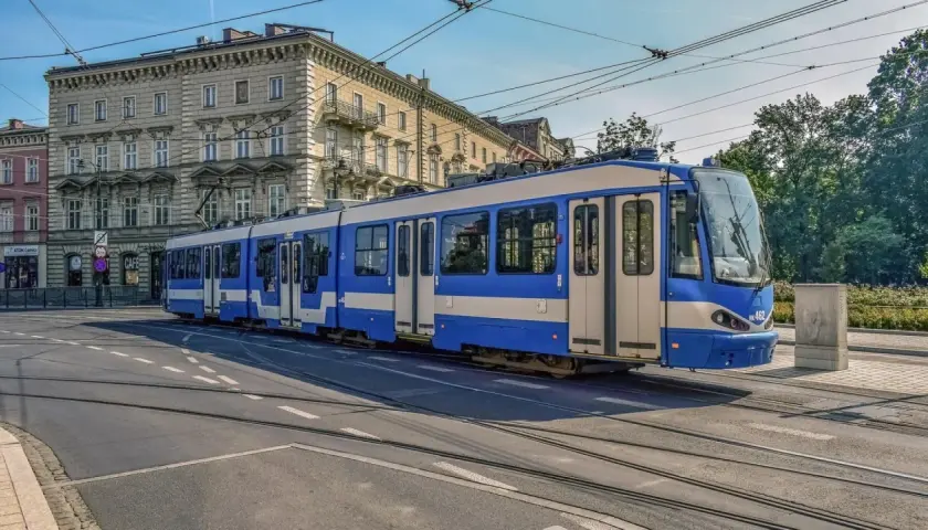Krakowski tramwaj z niebiesko-białymi pasami, idealny na rodzinny weekend w Krakowie.