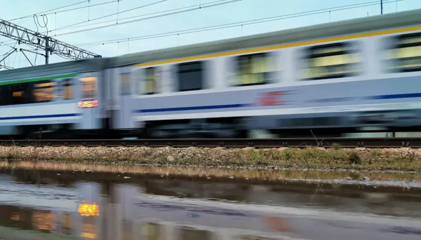 Pędzący pociąg Intercity, odbijający się w kałuży. Nauczyciel z legitymacją może liczyć na zniżki.