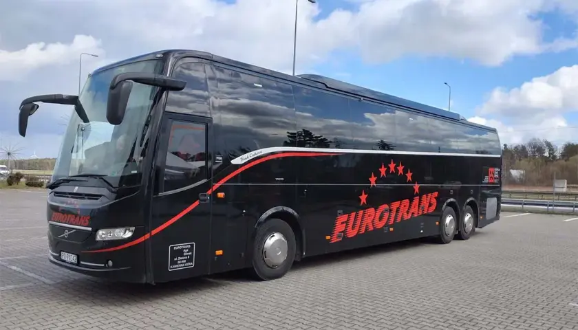 Czarny autokar Eurotrans, gotowy do podróży. Zastanawiasz się, ile się jedzie do Chorwacji autokarem?