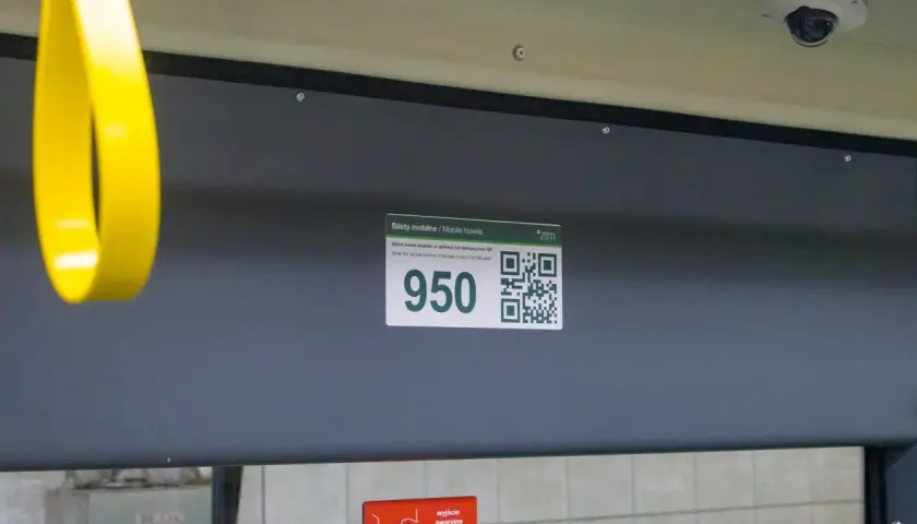 Karta miejska w telefonie: numer 950 i kod QR do zakupu biletów mobilnych w pojeździe.