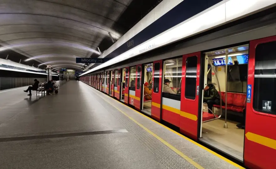 Do której jeździ metro w Warszawie - Sprawdź, jak nie przegapić kursu