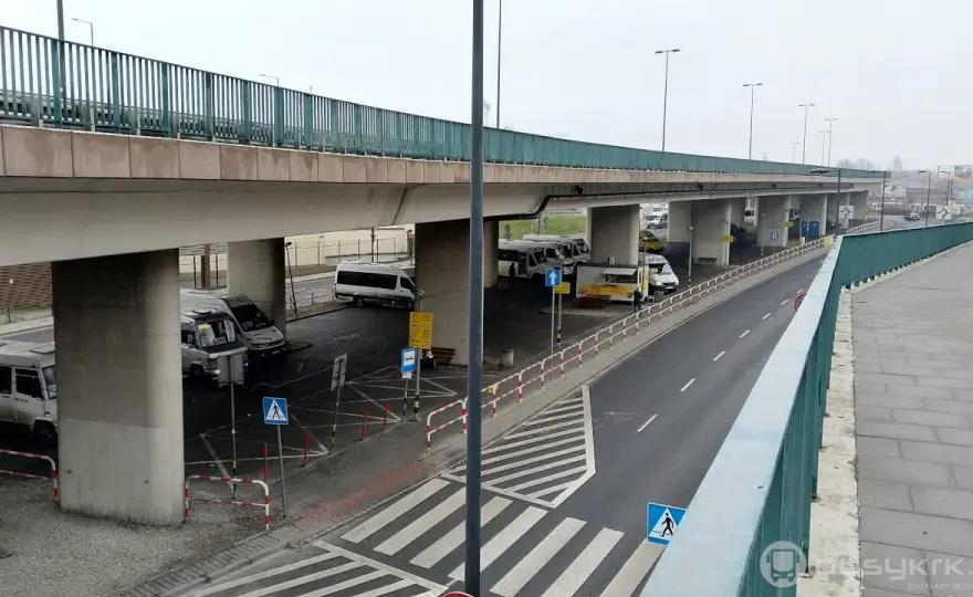 Busy Limanowa-Kraków: Skąd odjeżdżają i jak znaleźć przystanek?