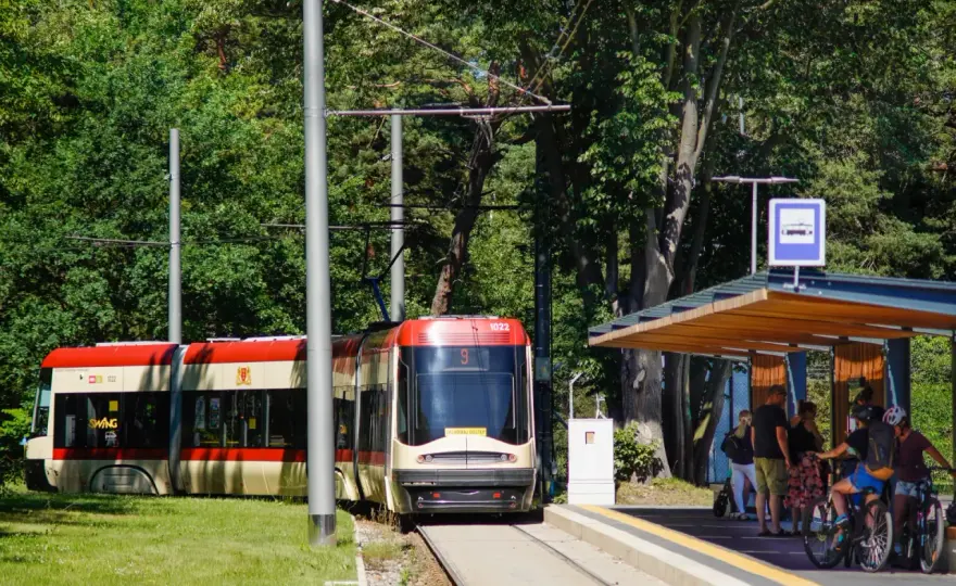 Jak dojechać z Gdańska Głównego na plażę - Tramwaj czy SKM?