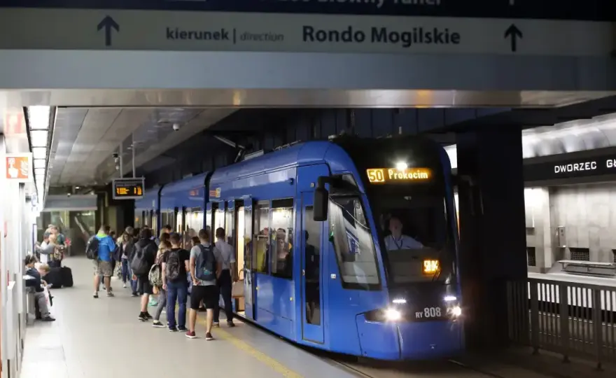 Jak dojechać z dworca w Krakowie do Prokocimia - Tramwaj czy pociąg?