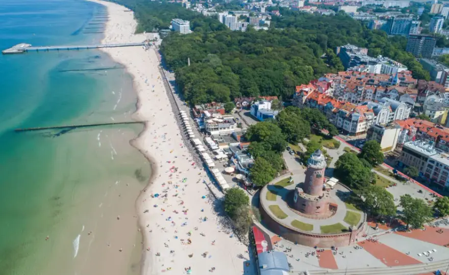 Gdzie pociągiem nad morze? Stacje tuż przy plaży!