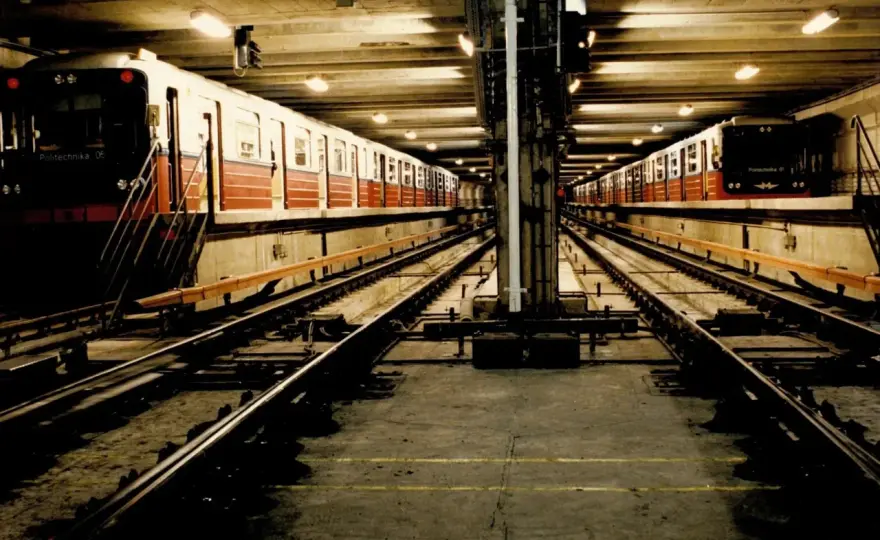 Metro M1 Warszawa - stacje, rozkład i jak oszczędzać czas?