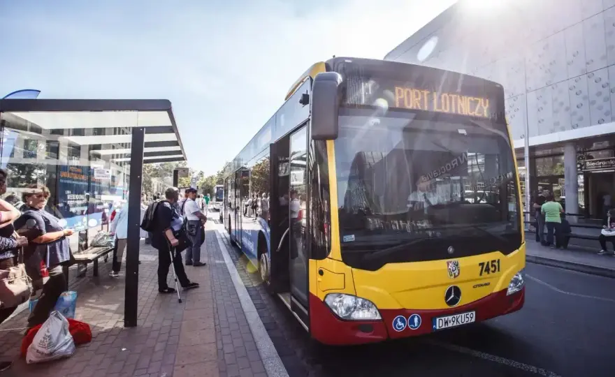 Autobus na lotnisko we Wrocławiu - którą linię wybrać?