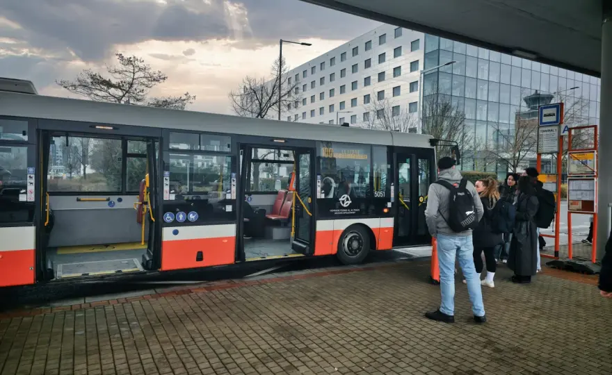 Autobusy w Pradze - Jak kupić bilet i dojechać z lotniska?