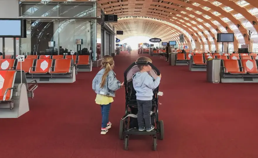 Przewóz wózka samolotem: Bezpłatnie i bez stresu? Sprawdź!