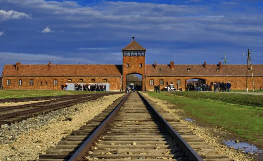 Auschwitz bilety cennik - Ile kosztuje wstęp i jak wejść za darmo?