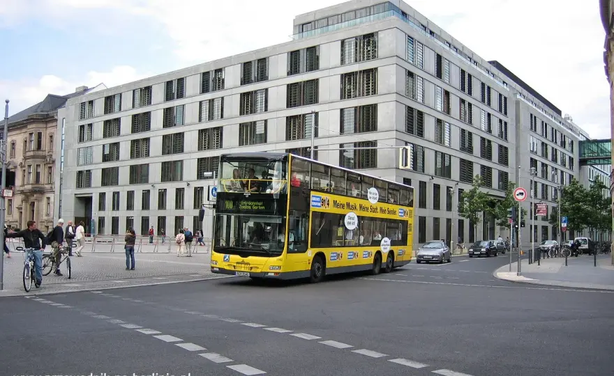 Autobusy w Berlinie - Jak korzystać z linii 100 i wybrać bilet?