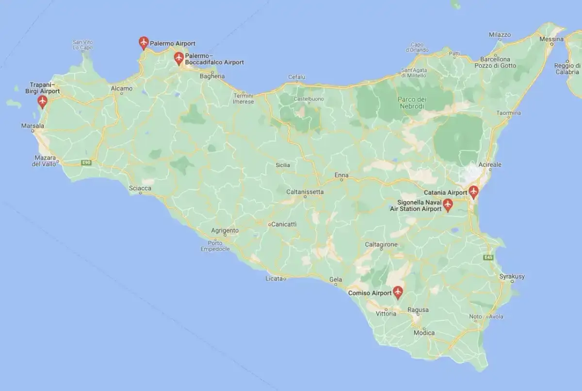 Mapa Sycylii z zaznaczonymi lotniskami: Palermo, Trapani, Sigonella, Catania i Comiso. Idealne do planowania podróży po wyspie.
