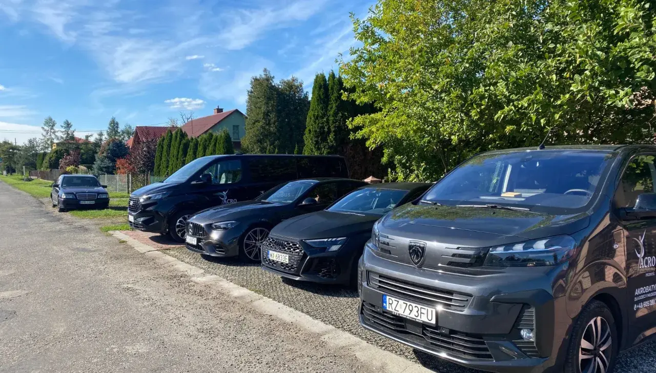 Samochody i busy czekają na podróż z Rzeszowa do Krakowa Balic.